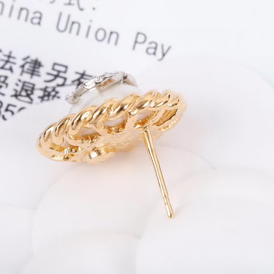 20秋季最新专柜款-Chanel麻花珍珠耳钉，非常受欢迎又百搭的一款！手工镶嵌施华洛水钻，气质优雅选它准没错