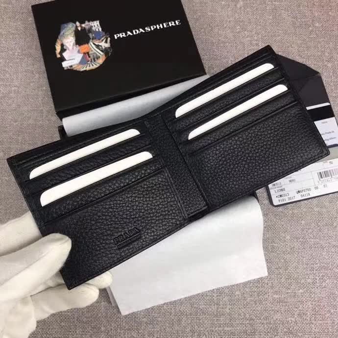 【原版皮】普拉达/Prada 短款钱夹，选用摔纹小牛皮裁制而成，边角热压印字母标识，经典之作，简单时尚，款号：2M0513