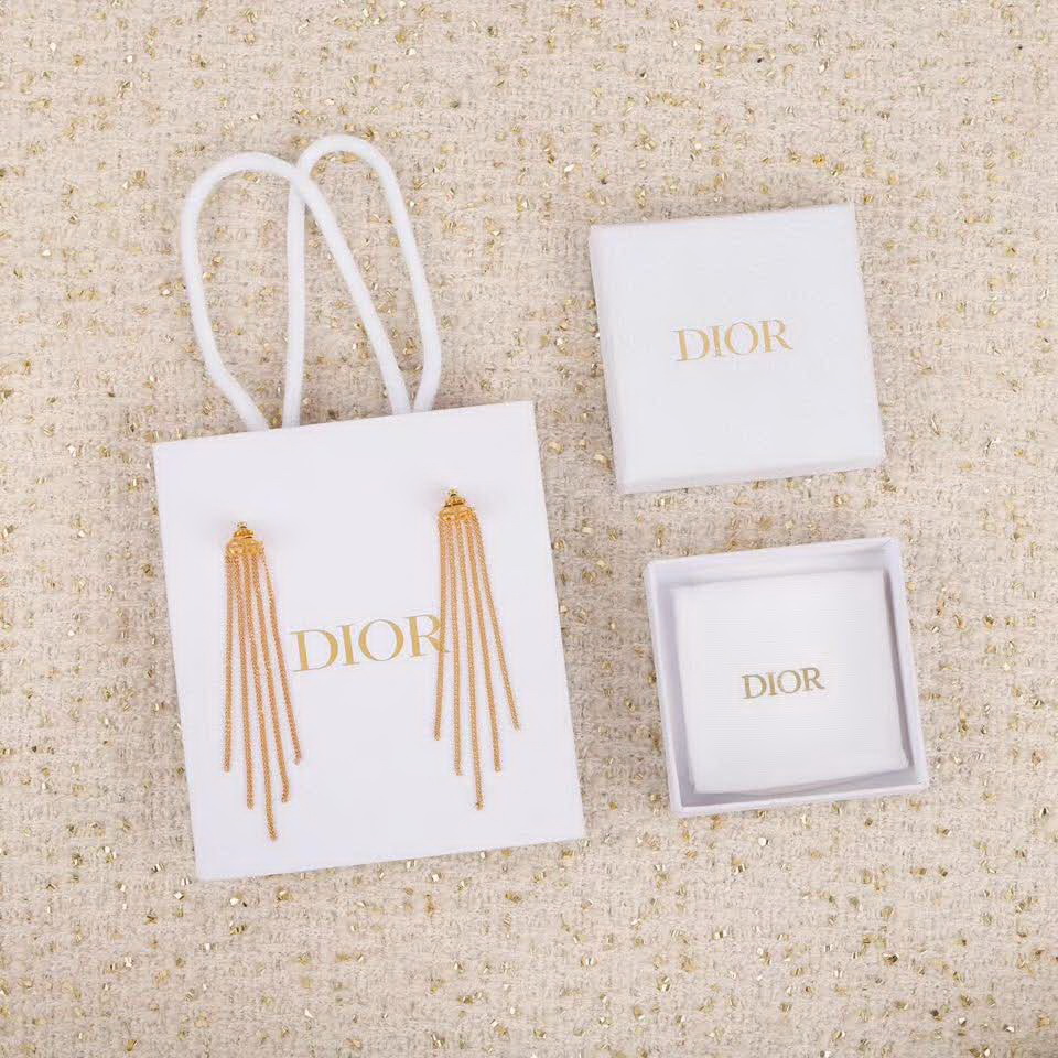 20秋季最新专柜款-Dior新款CD流苏耳环，一定要买，不仅实物好看到爆，上耳佩戴效果更是绝佳，而且，一对三用的超强功能性，完全找不到任何say NO的理由
