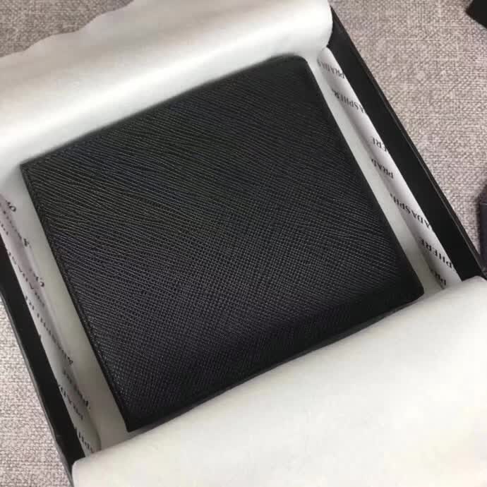 【原版皮】普拉达/Prada 短款钱夹，选用十字纹小牛皮裁制而成，边角点缀散字唛徽标，经典之作，简单时尚，款号：2M0738