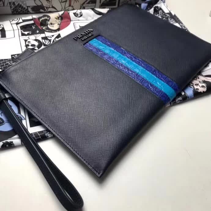 【原版皮】普拉达/Prada 男士手包，选用十字纹小牛皮镶嵌彩带鳄鱼纹裁制而成，经典之作，简单时尚，款号：2NG005