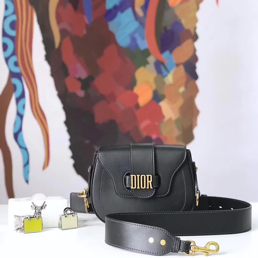 【原版皮】迪奥/Dior 肩背包，选用小牛皮裁制而成，饰以品牌标识字母锁扣，设计得比其它包更有特色一点，真的特别好看，款号：M6501