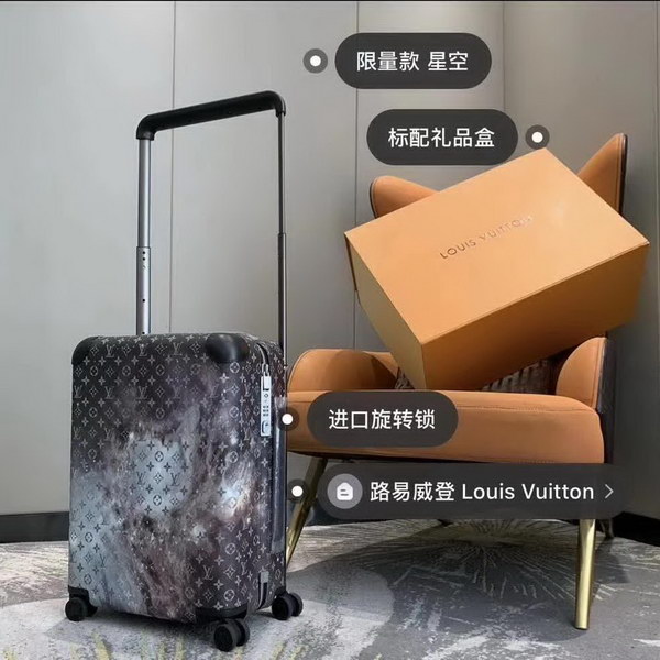 路易威登/LV 星空Horizon拉杆箱以个性创意革新，追溯品牌传统行李箱的设计风尚，皮革边角保护和超大外置拉杆丰富智慧细节，打造优雅且实用的旅行伴侣