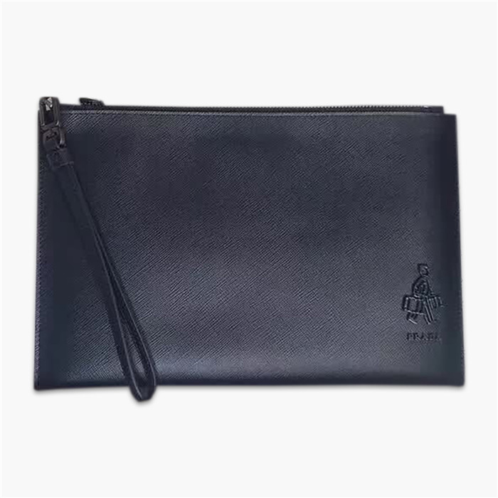 【原版皮】普拉达/Prada 男士手包，选用十字纹小牛皮裁制而成，边角点缀同色小公仔徽标，尽显高档时尚，低调而又奢华，款号：2NG005