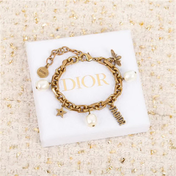 20秋季最新专柜款-Dior真心每款设计都很让人欣喜，这个手链看起来普普通通，光订珍珠就花了很久时间，五金一起设计，整体给人清新脱俗，不失时尚，调节链条，适合任何手腕，非常推荐
