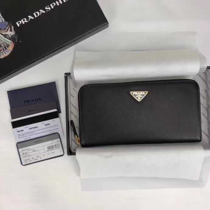 【原版皮】普拉达/Prada 拉链钱夹，选用十字纹小牛皮裁制而成，正面点缀三角唛徽标，经典之作，简单时尚，款号：1ML506
