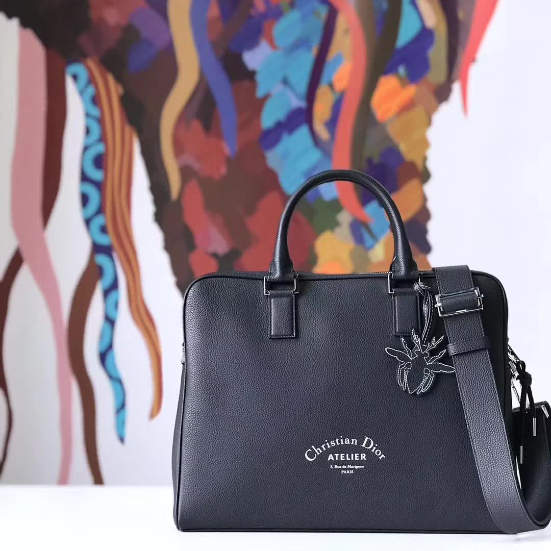 【原版皮】迪奥/Dior 男士公文包，选用粒面纹小牛皮裁制而成，采用传统工艺，是现代男士携带各类日常数据与文件的尚佳选择
