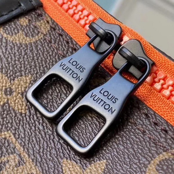 【原版皮】路易威登/LV nano Keeoall 枕头包，以Monogram帆布为袋身，装饰了公仔图案，男女都可以背额款，酷酷帅帅的，款号：M45652