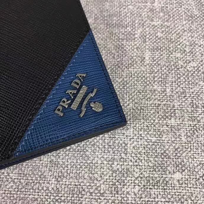 【原版皮】普拉达/Prada 短款钱夹，选用十字纹小牛皮裁制而成，边角点缀三角散字唛标识，精湛走线均匀整齐，做工精湛，款号：2M0513