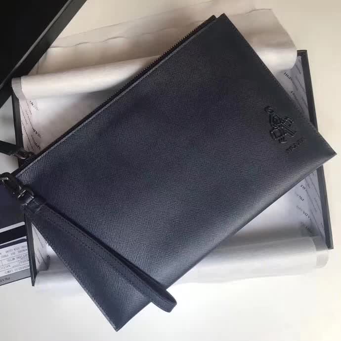 【原版皮】普拉达/Prada 男士手包，选用十字纹小牛皮裁制而成，边角点缀同色小公仔徽标，尽显高档时尚，低调而又奢华，款号：2NG005