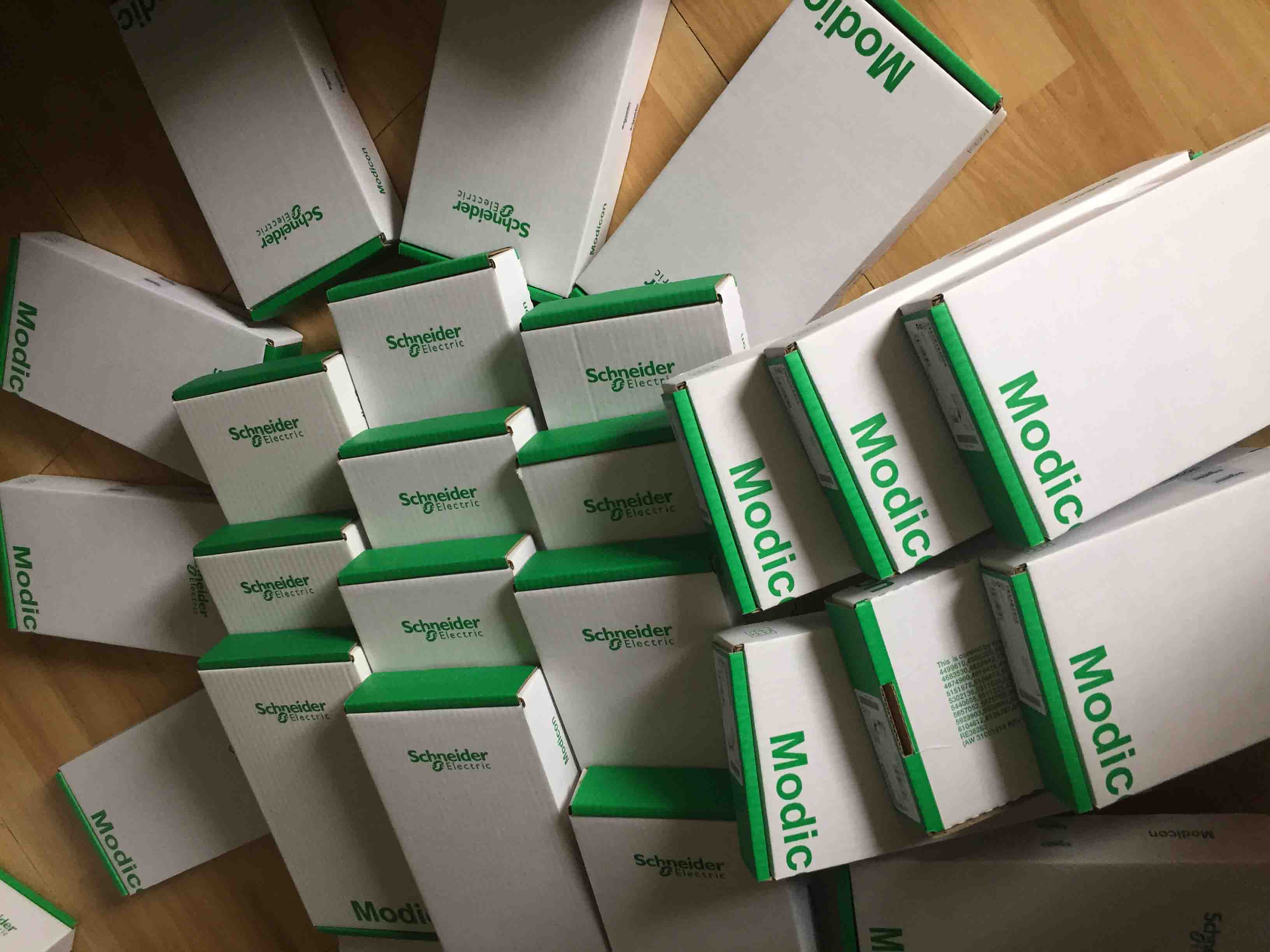 170AMM09000 Schneider Distributed analog/discrete I/O Modicon Momentum Original Factory Sealed New