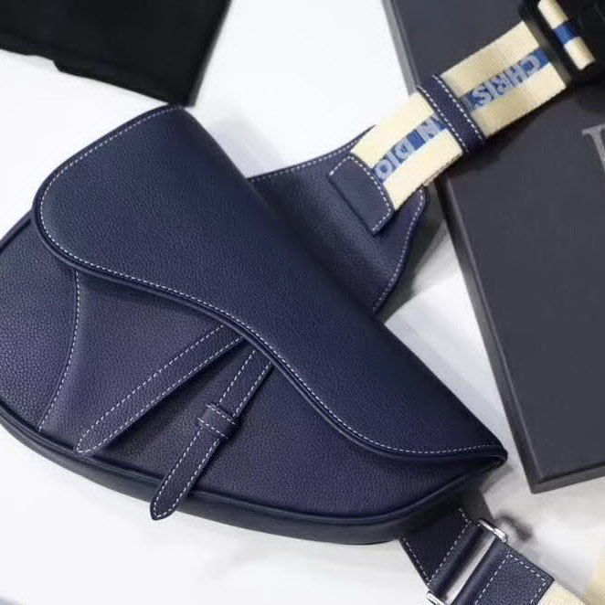 【原版皮】迪奥/Dior 马鞍包，选用颗粒纹小牛皮裁制而成，饰有Christian Dior带扣细节，彰显出自由与独特个性，看起来帅气又低调