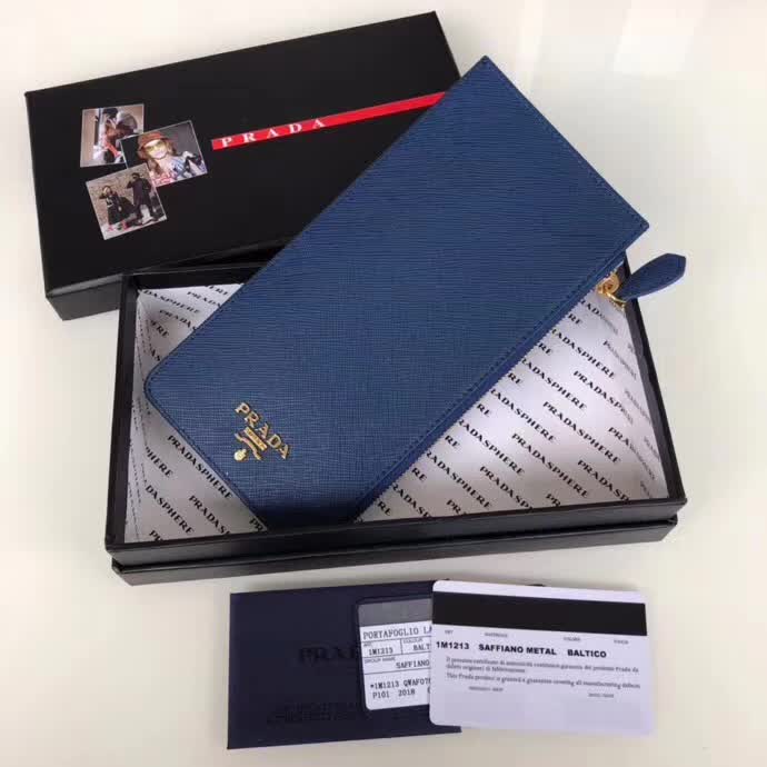 【原版皮】普拉达/Prada 卡包，男女通用款，选用十字纹牛皮裁制而成，点缀金色散字唛徽标，超大容量