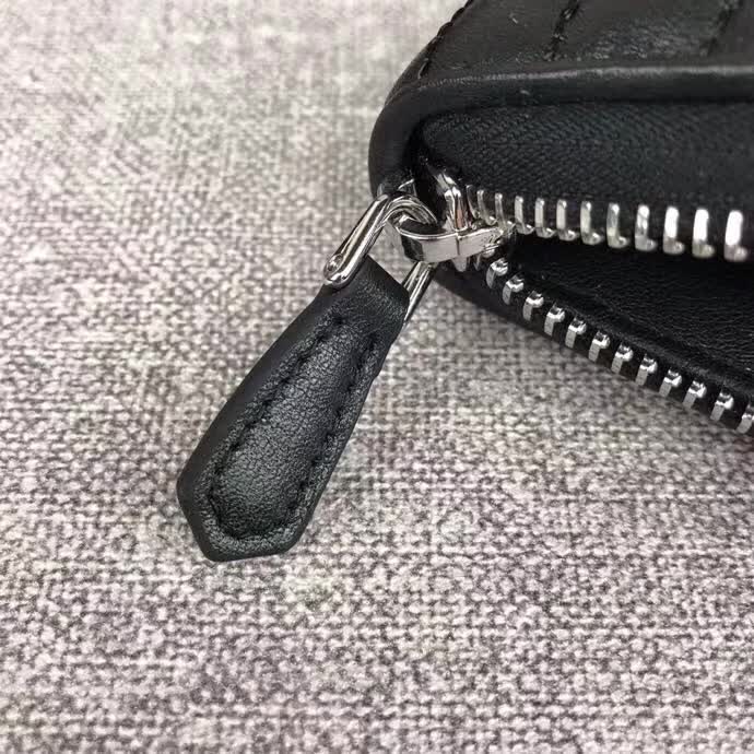 【原版皮】普拉达/Prada 拉链钱夹，选用纳帕牛皮裁制而成，点缀散字唛徽标，精湛走线均匀整齐，款号：1ML506