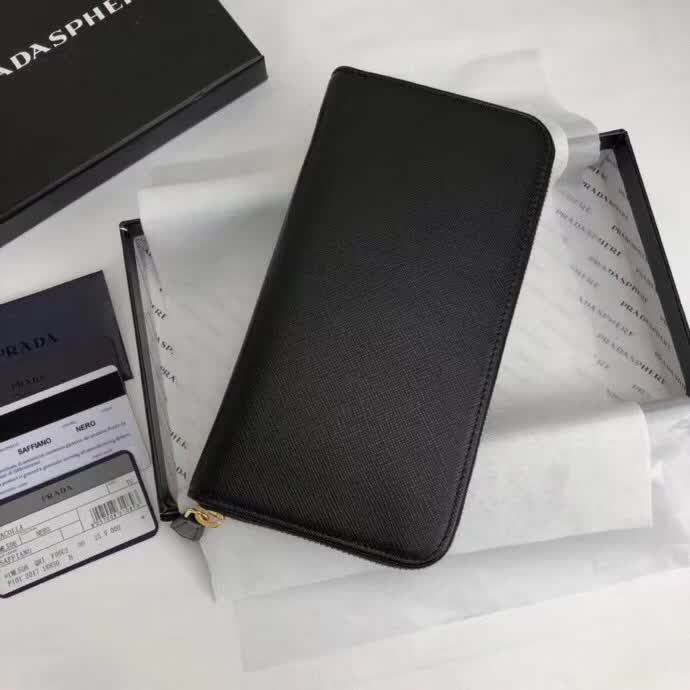 【原版皮】普拉达/Prada 拉链钱夹，选用十字纹小牛皮裁制而成，正面点缀三角唛徽标，经典之作，简单时尚，款号：1ML506