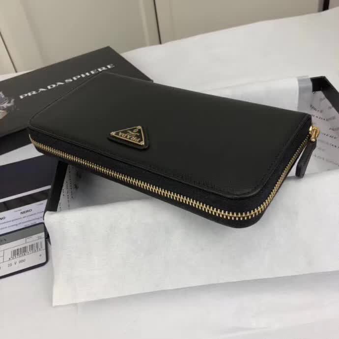 【原版皮】普拉达/Prada 拉链钱夹，选用十字纹小牛皮裁制而成，正面点缀三角唛徽标，经典之作，简单时尚，款号：1ML506