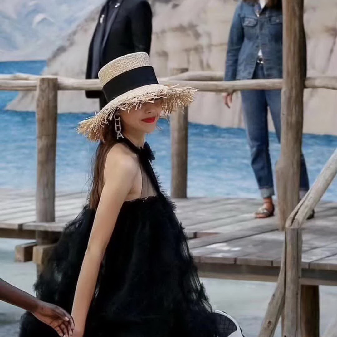 20秋季最新专柜款-Chanel热度不减的满钻字母耳环！上耳实在是太太太好看了，整个秀场属它最最最吸精了，实物到手你们感受一下施华洛Bling Bling的完美程度