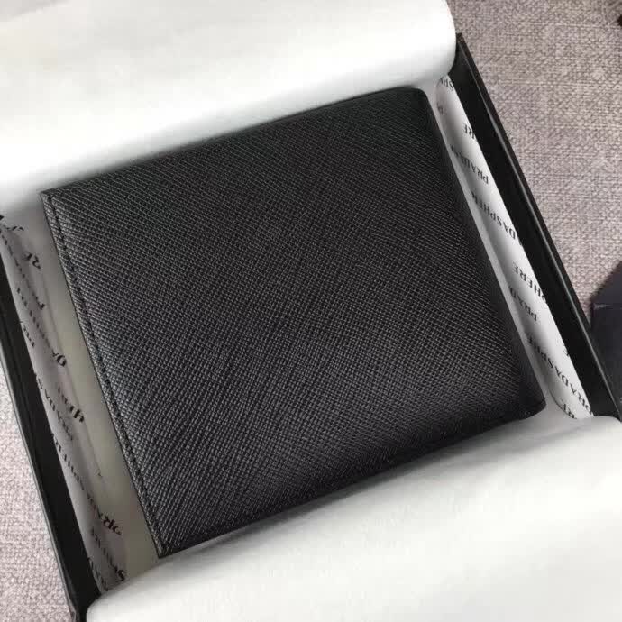 【原版皮】普拉达/Prada 短款钱夹，选用十字纹小牛皮裁制而成，边角点缀小公仔标识，经典之作，简单时尚，款号：2M0513