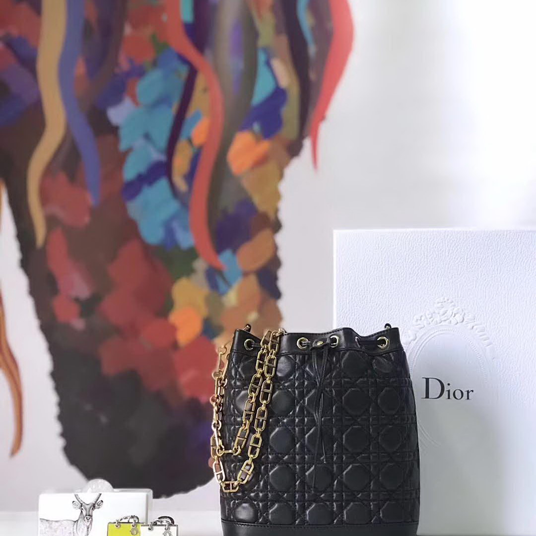 【原版皮】迪奥/Dior 水桶包，选用柔软羊皮精心裁制而成，整个包身绗缝藤格纹，看起来帅气又低调