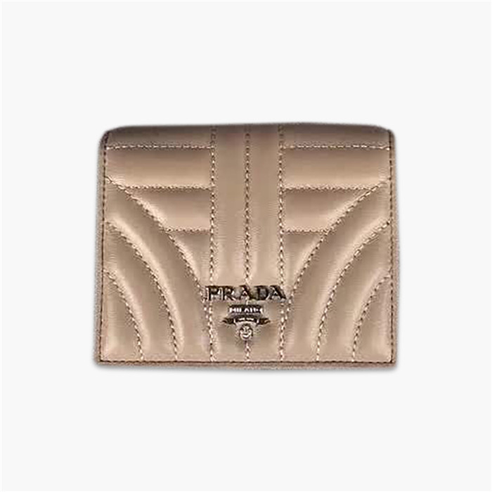 【原版皮】普拉达/Prada 短款钱夹，选用纳帕牛皮裁制而成，点缀散字唛徽标，精湛走线均匀整齐，款号：1MV204