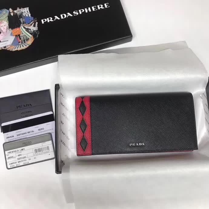 【原版皮】普拉达/Prada 西装钱夹，选用十字纹牛皮裁制而成，饰以菱形拼色，精湛走线均匀整齐，油边顺滑，款号：2MV836