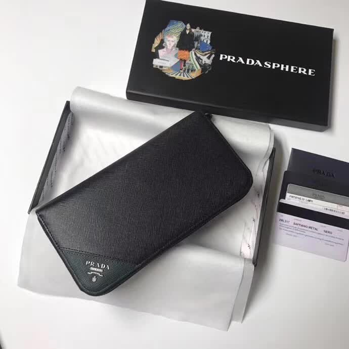 【原版皮】普拉达/Prada 拉链钱夹，选用十字纹小牛皮裁制而成，边角点缀三角散字徽标，经典之作，简单时尚，款号：2ML317