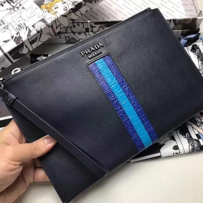 【原版皮】普拉达/Prada 男士手包，选用十字纹小牛皮镶嵌彩带鳄鱼纹裁制而成，经典之作，简单时尚，款号：2NG005