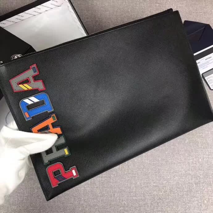 【原版皮】普拉达/Prada 男士手包，限量版，选用十字纹小牛皮裁制而成，绗缝特别的皮革徽标设计凸显个性，时尚炫酷，就是要你好看，款号：2NG001