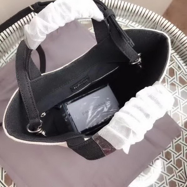 【原版皮】巴黎世家/Balenciaga, 帆布水桶手提包，黑白设计正面大小logo相衬，经典设计简约不轻易过时，帆布包轻盈易携带，容量却很赞，手提斜挎都是棒棒的