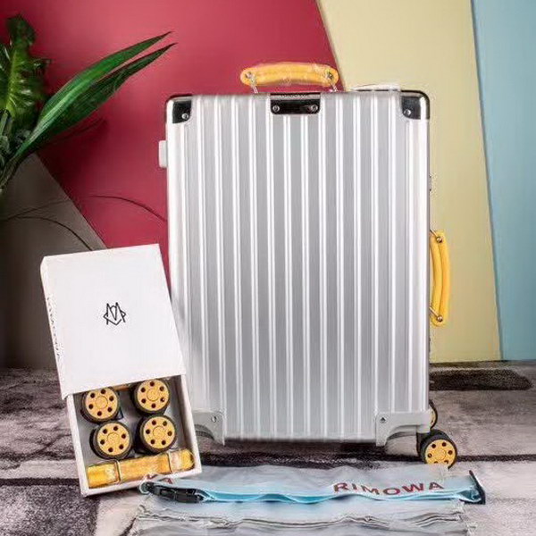 日默瓦/Rimowa 旅行箱，全​铝​镁‎合金，经典款​的新版‎本，彩色皮质把手，购买就送透明套，4个轮子，2个手把，绑带，想怎么换就怎么换，永远是街头机场最靓的你