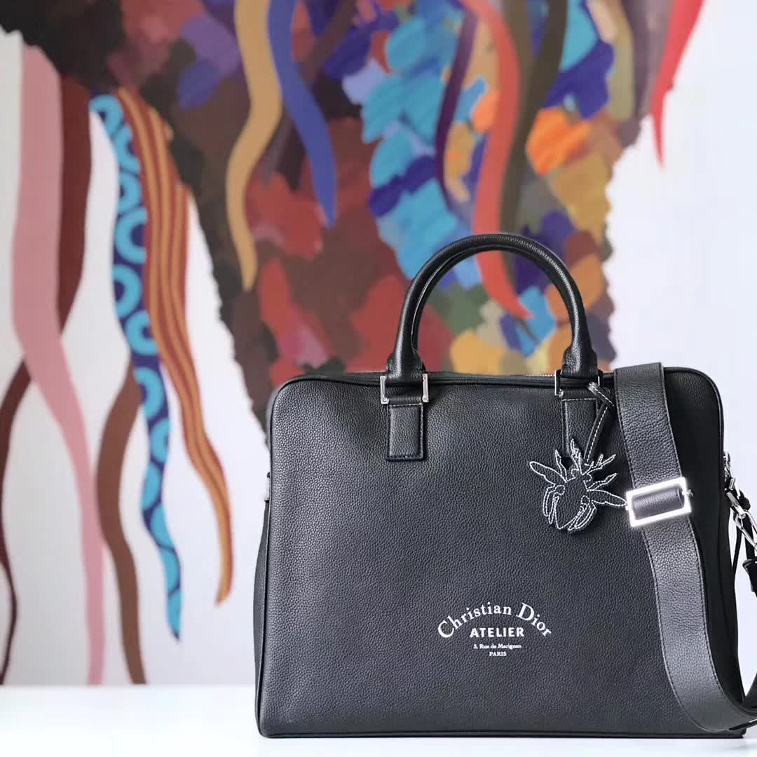 【原版皮】迪奥/Dior 男士公文包，选用粒面纹小牛皮裁制而成，采用传统工艺，是现代男士携带各类日常数据与文件的尚佳选择