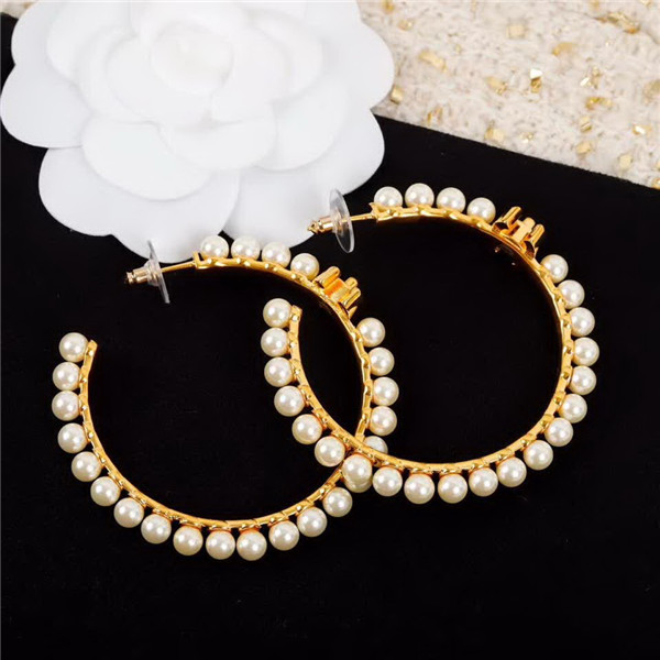 20秋季最新专柜款-Chanel超美的Vintage珍珠大圈耳环，颗颗施华洛世奇珍珠，非常有时尚感的一款，一定要入手