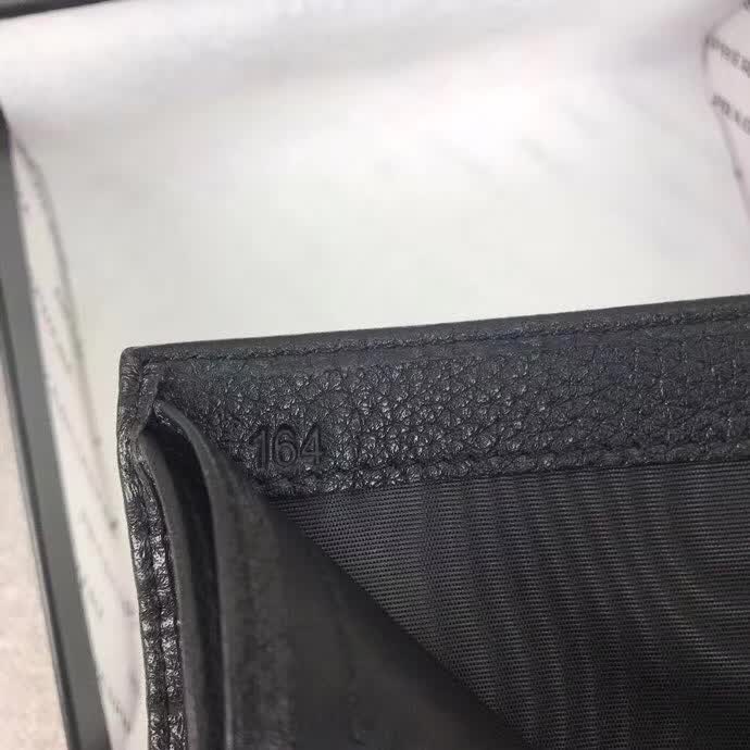 【原版皮】普拉达/Prada 短款钱夹，选用摔纹小牛皮裁制而成，边角热压印字母标识，经典之作，简单时尚，款号：2M0513