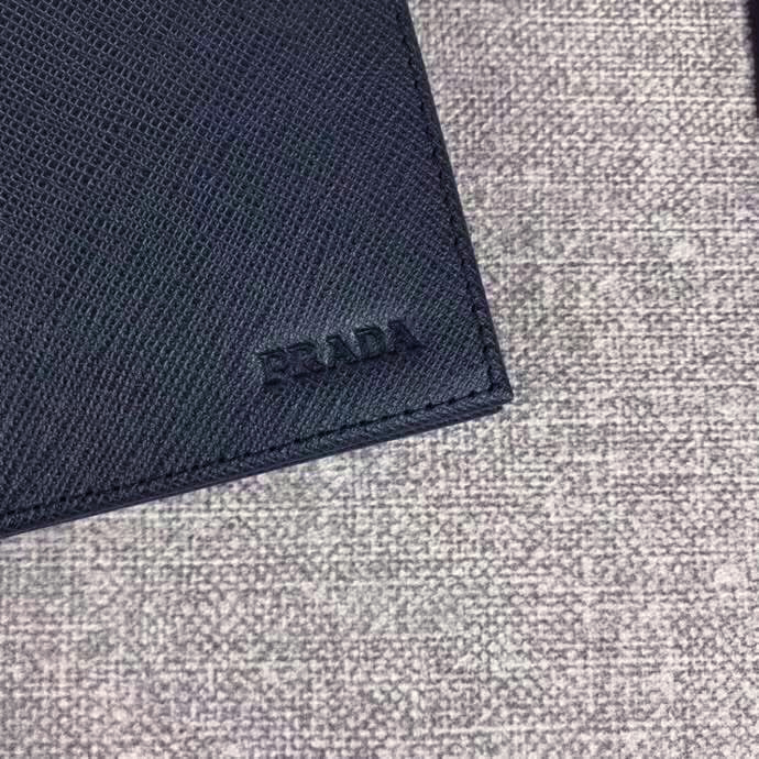 【原版皮】普拉达/Prada 短款钱夹，选用十字纹小牛皮裁制而成，边角热压印字母标识，精湛走线均匀整齐，做工精湛，款号：2M0513