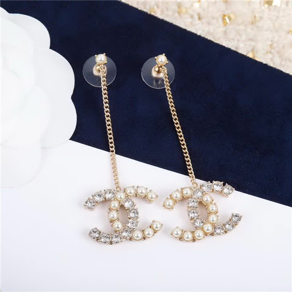 20秋季最新专柜款-Chanel经典款珍珠耳钉，细节满满的一款，以及背面五金的细腻，完美