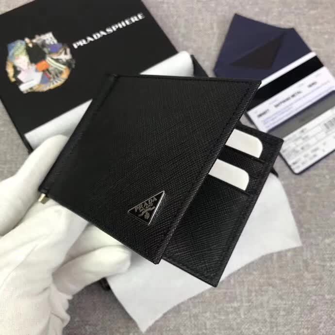 【原版皮】普拉达/Prada 金属钱夹，选用十字纹小牛皮裁制而成，边角饰三角珐琅涂层徽标，款号：2MN077