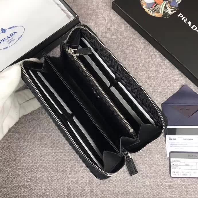 【原版皮】普拉达/Prada 拉链钱夹，选用十字纹小牛皮裁制而成，绗缝特别的皮革徽标设计凸显个性，时尚炫酷，就是要你好看，款号：2ML317