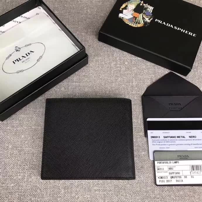 【原版皮】普拉达/Prada 短款钱夹，选用十字纹小牛皮裁制而成，边角点缀三角唛，经典之作，简单时尚，款号：2M0513