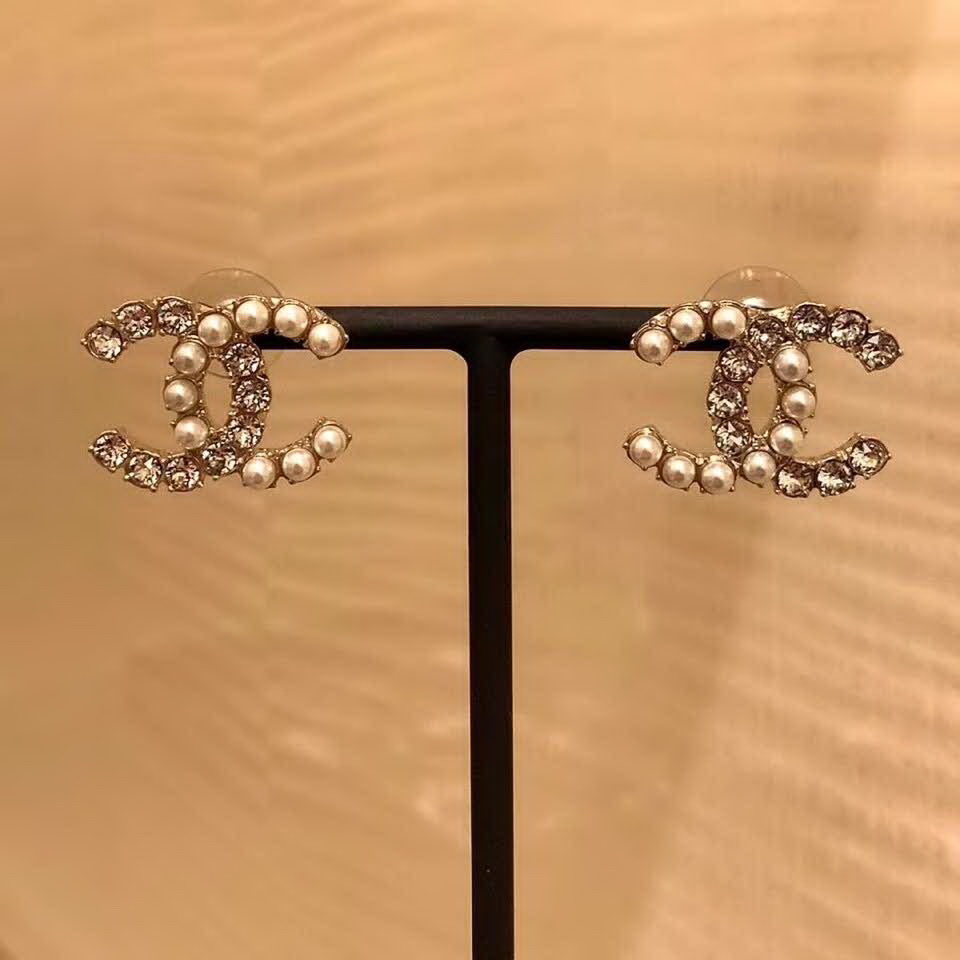 20秋季最新专柜款-Chanel经典款珍珠耳钉，细节满满的一款，以及背面五金的细腻，完美