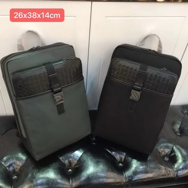 【原版皮】宝缇嘉/BV 男士双肩包，运用Meridian工艺制作，色彩绚丽，高度实用的同时又不失时尚风采，标志性刻花金属夹扣闭合，柔软加衬，有效保护高科技设备，款号：80187708