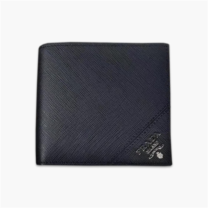 【原版皮】普拉达/Prada 短款钱夹，选用十字纹小牛皮裁制而成，边角点缀散字唛徽标，经典之作，简单时尚，款号：2M0738