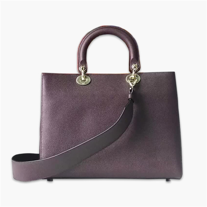 【原版皮】迪奥/Dior 手提包，选用手掌纹小牛皮裁制而成，缀以品牌标识吊坠，搭配宽肩带更有特色，简约时尚