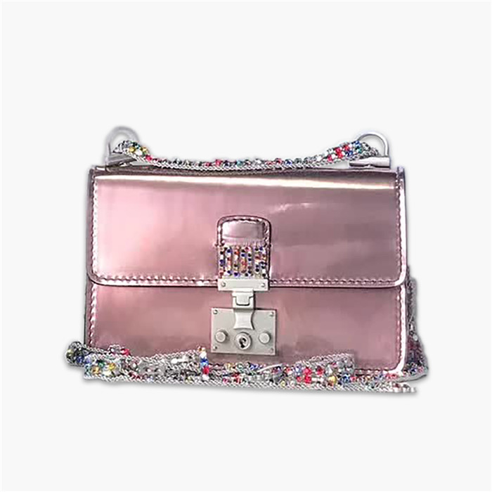 【原版皮】迪奥/Dior 链条包，选用光滑漆牛皮裁制而成，饰以点缀彩色钻粒的品牌标识字母锁扣，设计很特别，不容易撞款，链条缀满彩色钻粒，美得不要不要的，款号：5817