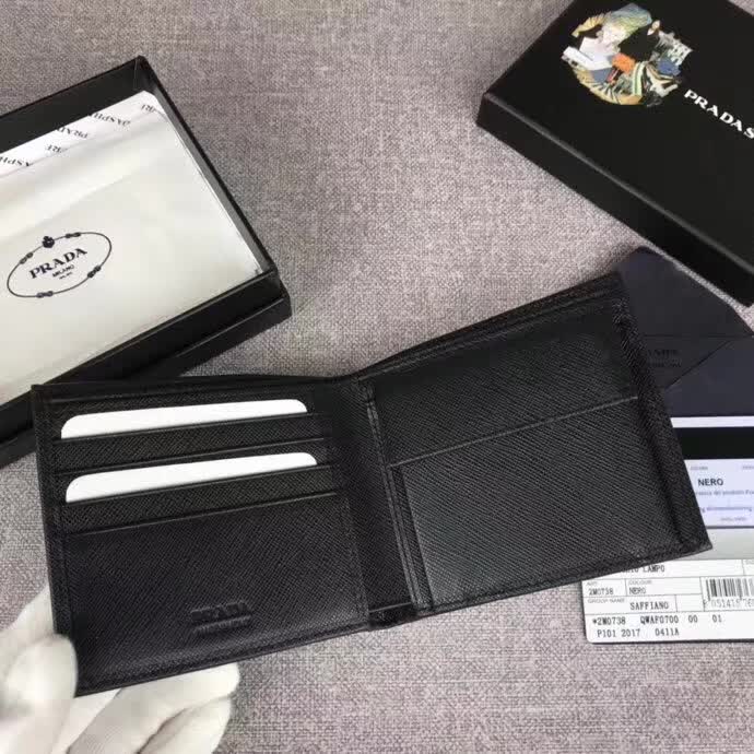 【原版皮】普拉达/Prada 短款钱夹，选用十字纹小牛皮裁制而成，边角点缀散字唛徽标，经典之作，简单时尚，款号：2M0738