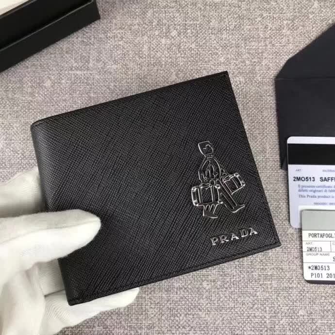 【原版皮】普拉达/Prada 短款钱夹，选用十字纹小牛皮裁制而成，边角点缀小公仔标识，经典之作，简单时尚，款号：2M0513