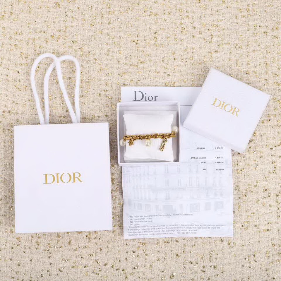 20秋季最新专柜款-Dior真心每款设计都很让人欣喜，这个手链看起来普普通通，光订珍珠就花了很久时间，五金一起设计，整体给人清新脱俗，不失时尚，调节链条，适合任何手腕，非常推荐