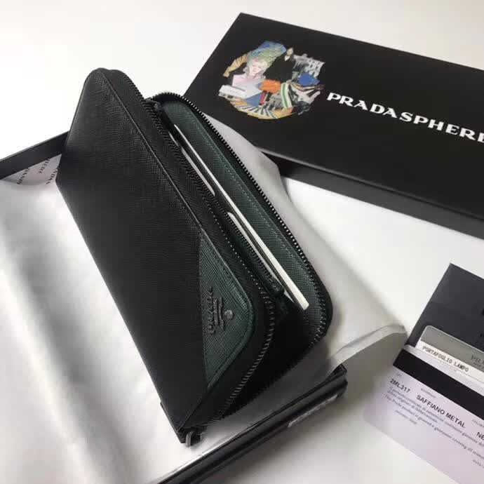 【原版皮】普拉达/Prada 拉链钱夹，选用十字纹小牛皮裁制而成，边角点缀三角散字徽标，经典之作，简单时尚，款号：2ML317
