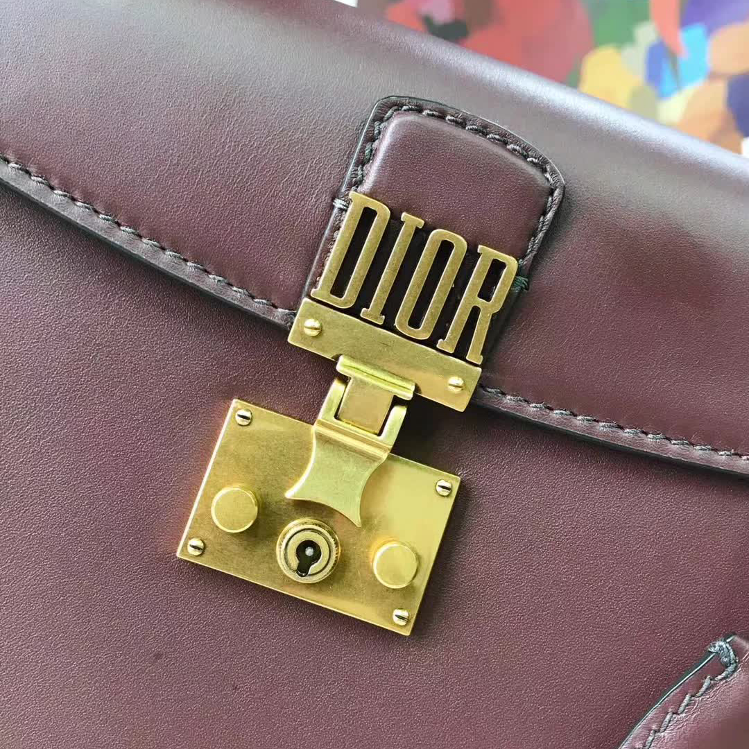 【原版皮】迪奥/Dior 手提包，选用平纹小牛皮裁制而成，饰以品牌标识字母锁扣，低调奢华，简约时尚
