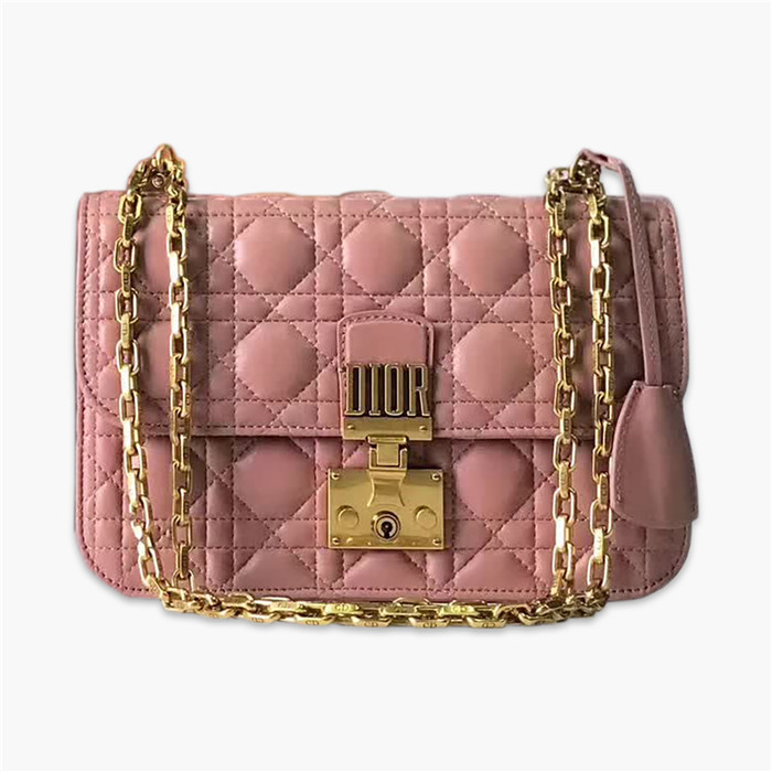【原版皮】迪奥/Dior 链条包，选用小羊皮绗缝藤格纹，饰以精致又摩登复古品牌标识锁扣，很有年代感，搭配链条肩带，真是perfect