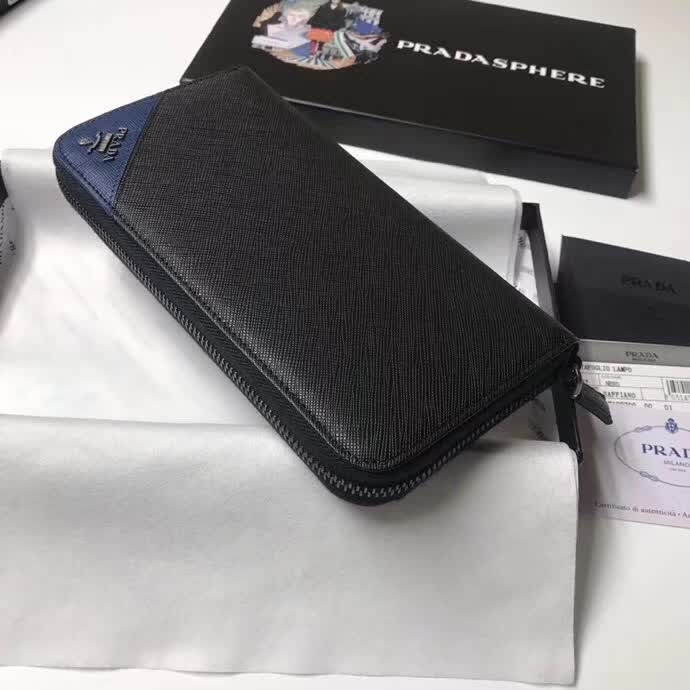 【原版皮】普拉达/Prada 拉链钱夹，选用十字纹小牛皮裁制而成，边角点缀三角散字徽标，经典之作，简单时尚，款号：2ML317